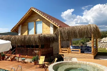 Villa Ambar Fıstık, Kalkan-Sarıbelen-Kaş sahil yolu üzerinde yer alan, 2 yatak odalı ve 4 kişilik kapasiteye sahip size özel olan bir villamızdır.