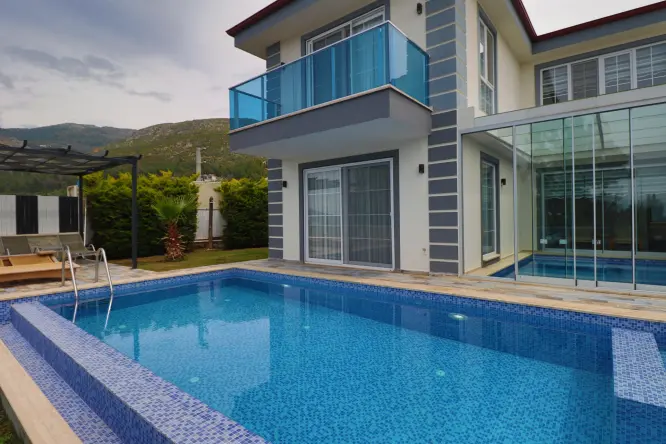 Zervion Stay – Kalkan Üzümlü’de Korunaklı, Isıtmalı Kapalı Havuzlu Lüks Villa