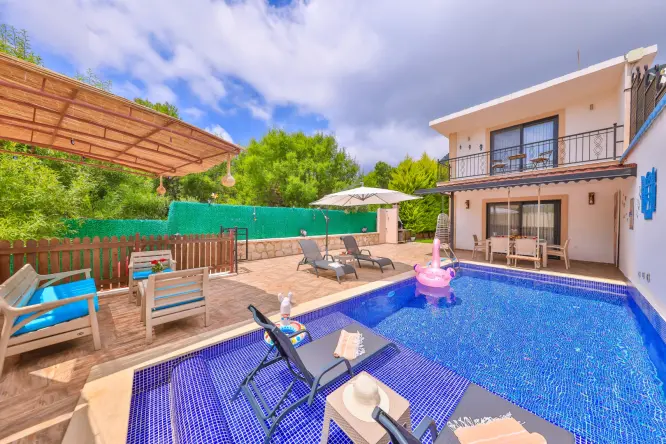 Villa Klas Sena - Gözde tatil mekanlarından biri olan Kaş Çukurbağ Köyü´nde konumlanan villamız, 2 adet yatak odalı, 4 kişi konaklama kapasiteli villa seçeneğidir.