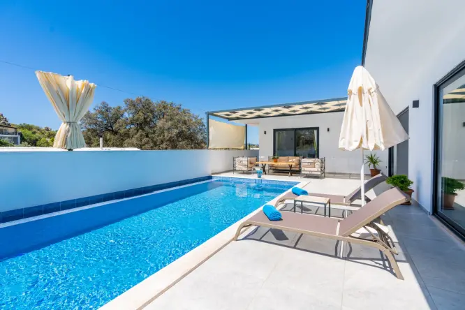 Villa Deştiman 2 yatak odalı Kalkan merkeze yakın çocuk havuzlu ve jakuzili villa