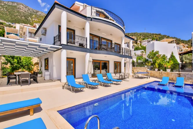 Kalkan Kızıltaş’ta Deniz Manzaralı 8 Kişilik Lüks Kiralık Villa